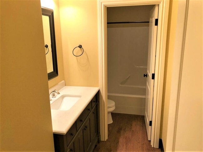 Building Photo - 4 Bed 4 bath Close to OSU