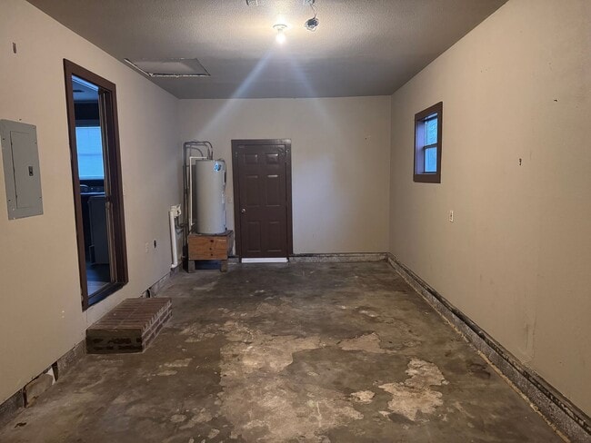 Building Photo - 2 Bedroom / 1 Bathroom Home with 1 Car Gar...