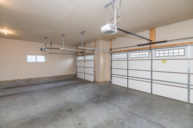 Building Photo - 3367 Ridgeline Dr SE