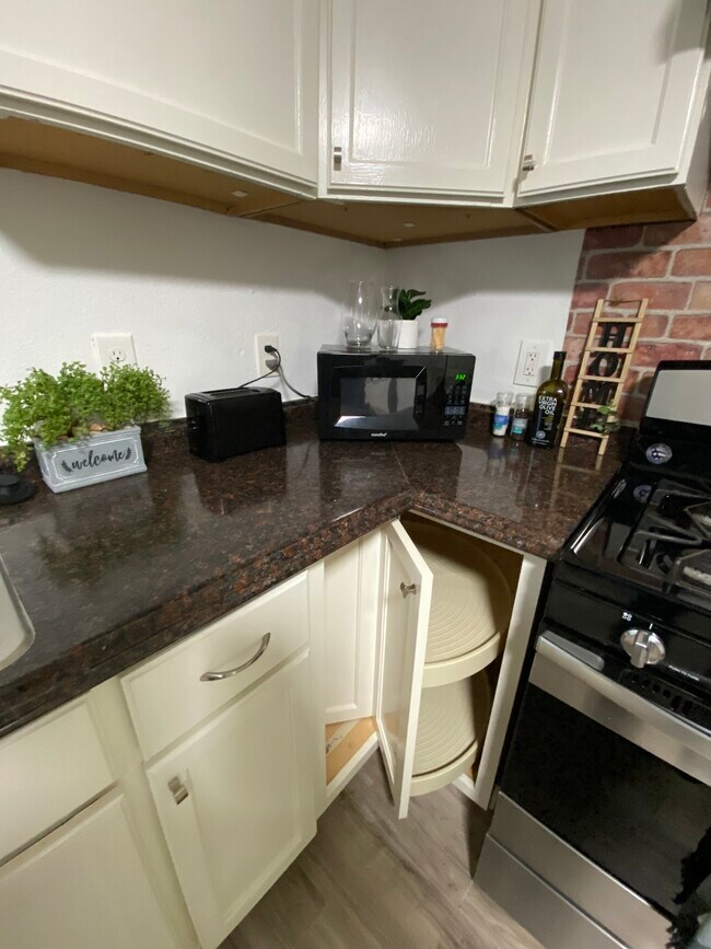 Building Photo - 2511 E 9th St