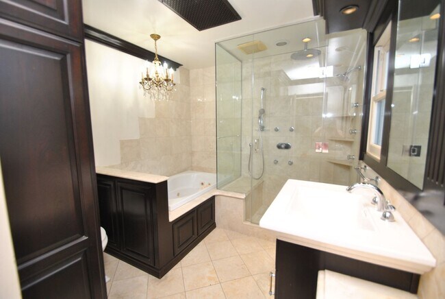 Building Photo - Stunning Colonial Revival in Bixby Knolls