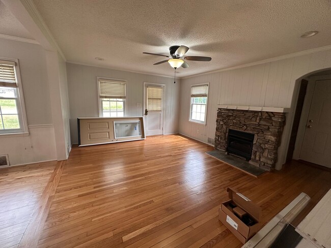 Building Photo - 2 Bedroom One Story Home on Over an Acre Lot