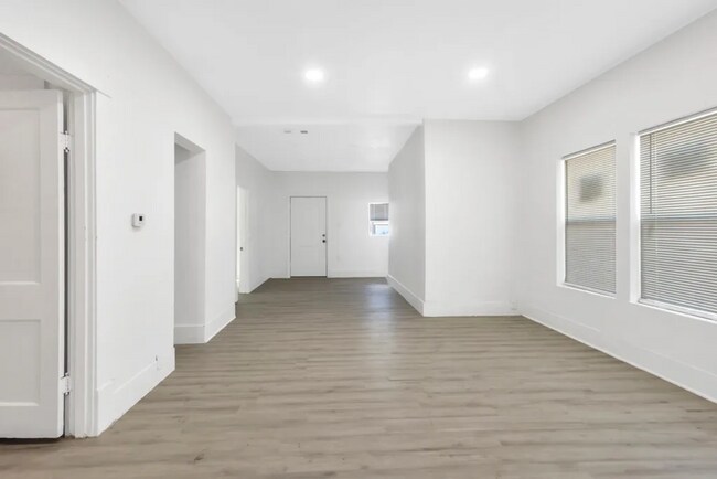 Building Photo - 2105 Walnut St