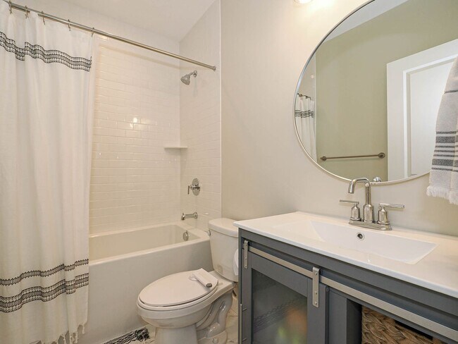 Building Photo - Beautiful House in Excellent Daybreak Loca...