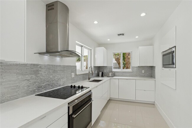 Building Photo - 4655 SW 14th St