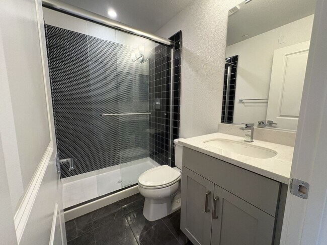 Building Photo - Modern 3BR/3BA Townhome in Prime Mountain View Location