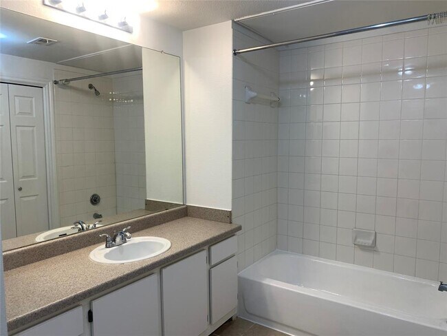 Building Photo - 2320 Gracy Farms Ln