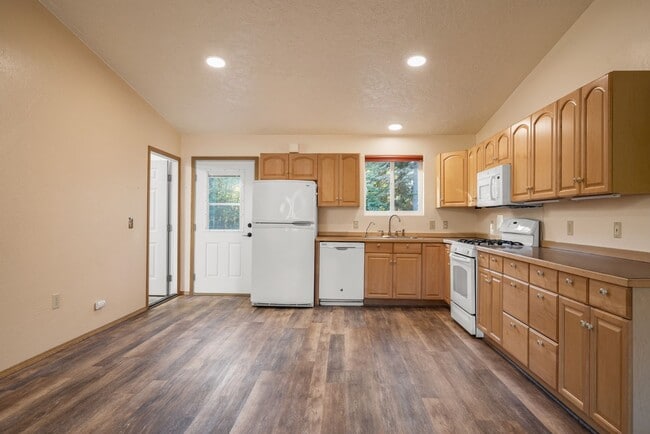 Building Photo - 3 BEDROOM | 2 BATHROOM | 2 CAR GARAGE | AI...