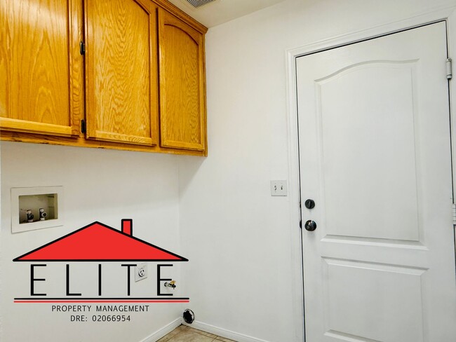 Building Photo - AVAILABLE NOW!!!