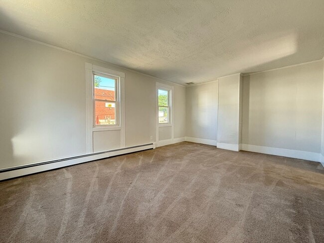 Building Photo - 208 Main St