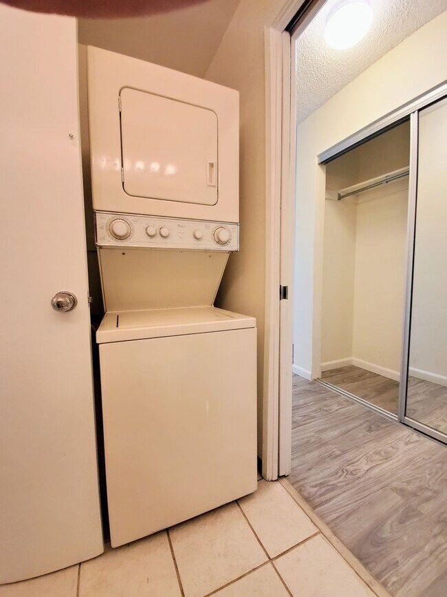 Building Photo - Now available, Fresh & Bright 2bd, 1.5ba 2nd Floor Corner-Unit located in the beautiful Palm Villas