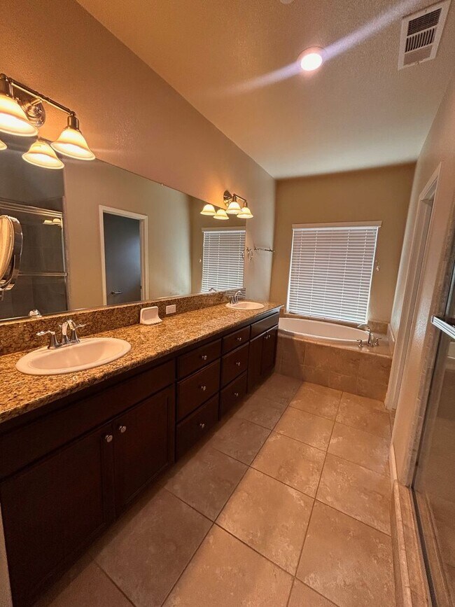 Building Photo - Beautiful home for rent in Visalia with a pool!