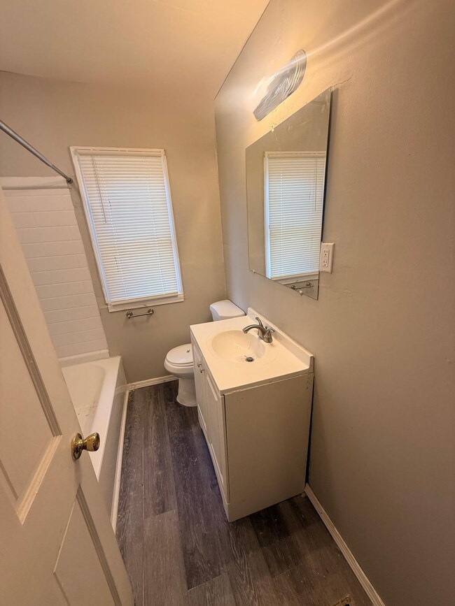 Building Photo - "Charming 3-Bed, 1 bath Retreat with Beautiful Floors on Laura Avenue!"