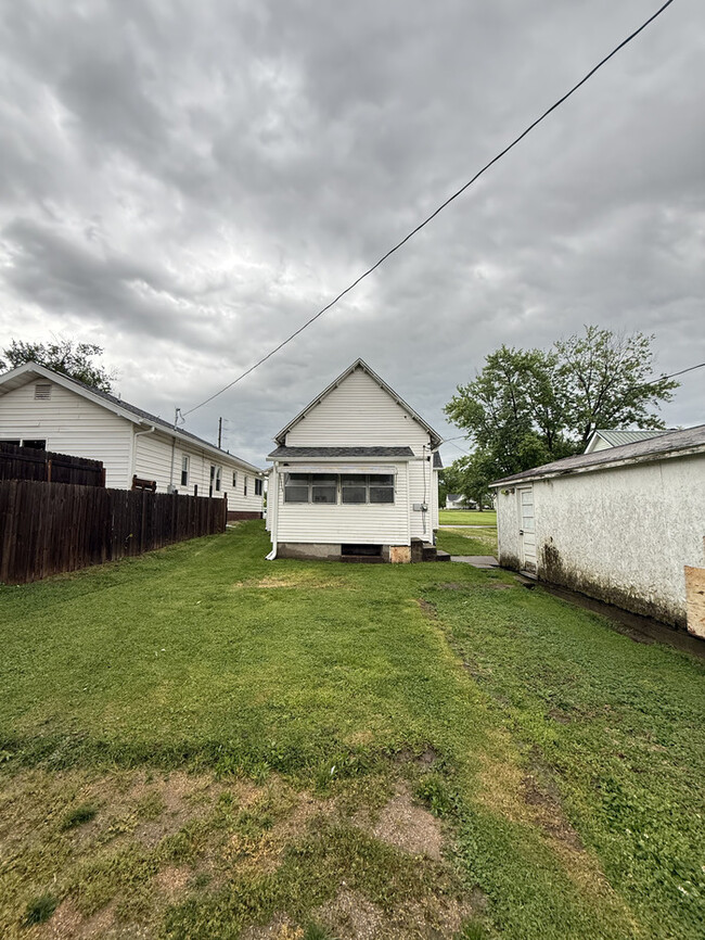 Building Photo - 564 S Court St