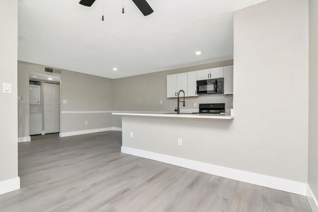 Building Photo - Ground Floor 1/1 with Den Newly Renovated