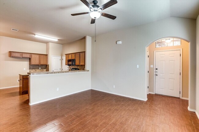 Building Photo - AVAILABLE NOW! Beautiful 3 Bedroom Townhome Located in Georgetown, TX!