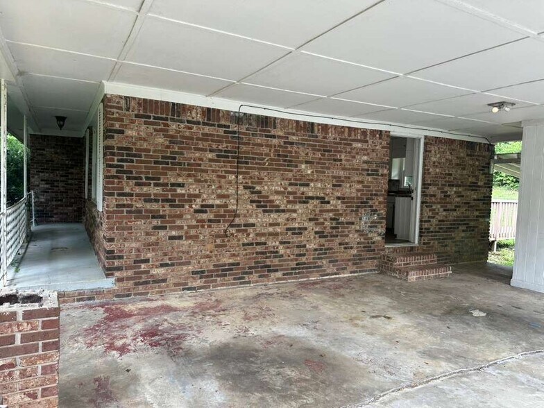 Building Photo - 5007 Spring Hill Dr