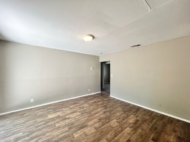 Building Photo - Charming 3-Bed, 2-Bath Home in Northeast S...