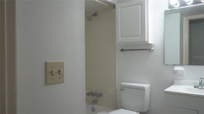Building Photo - 1700 SW 16th Ct
