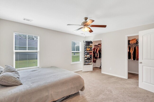 Building Photo - AVAILABLE MID-APRIL 2026! (Pet Friendly)