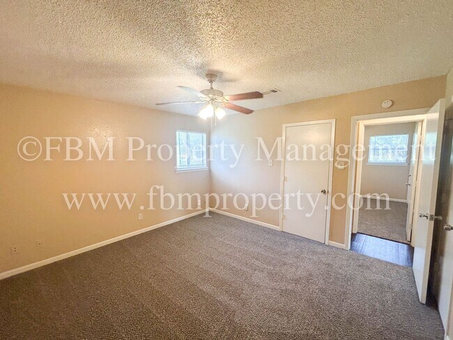 Building Photo - 608-B Walter Stephenson - Downstairs 2 Bed...