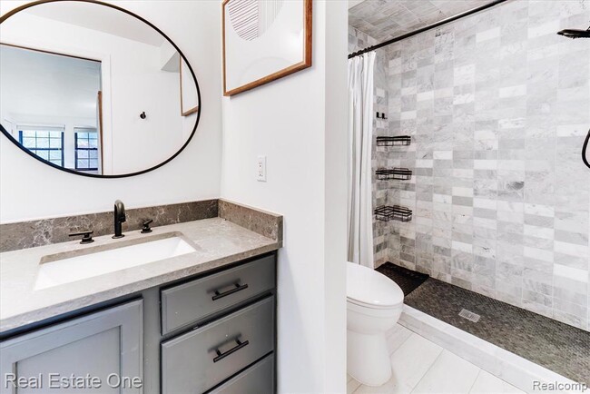 Building Photo - 1631 S Hill Blvd