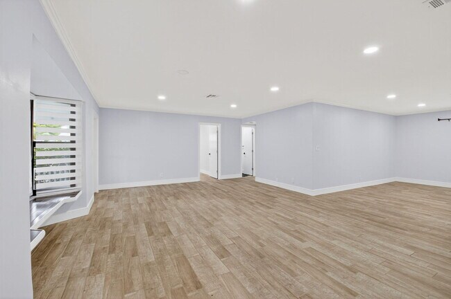 Building Photo - 725 Heron Dr