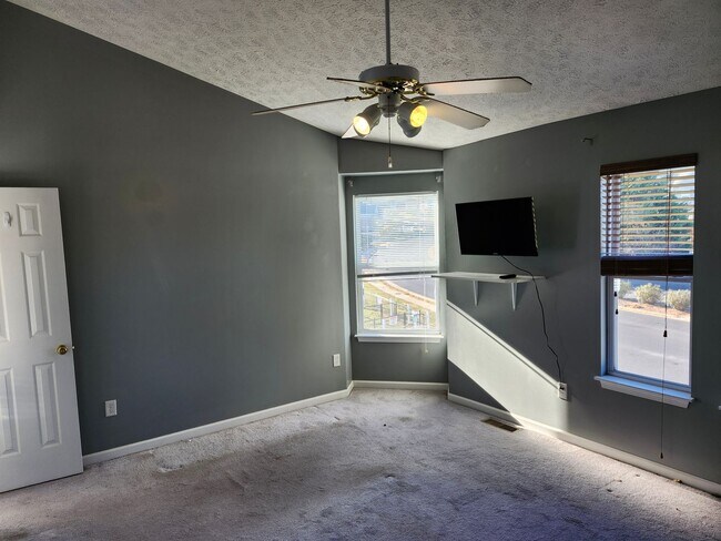 Building Photo - For Rent: Harrisonburg 3 BR, 2.5 Bath Townhouse