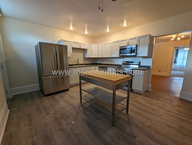 Building Photo - Large remodeled German Village area house