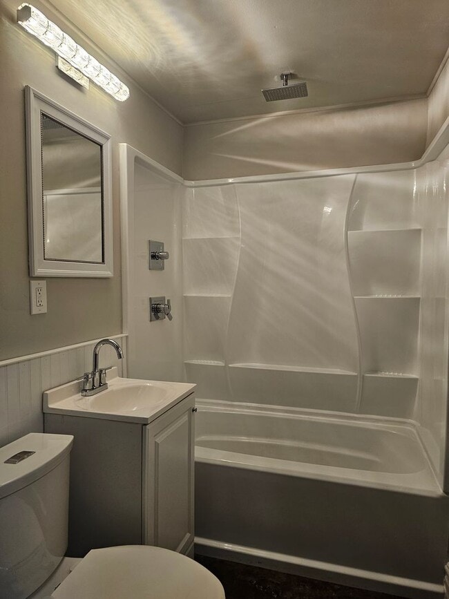 Building Photo - Very updated, cozy two bedroom across from BGHS