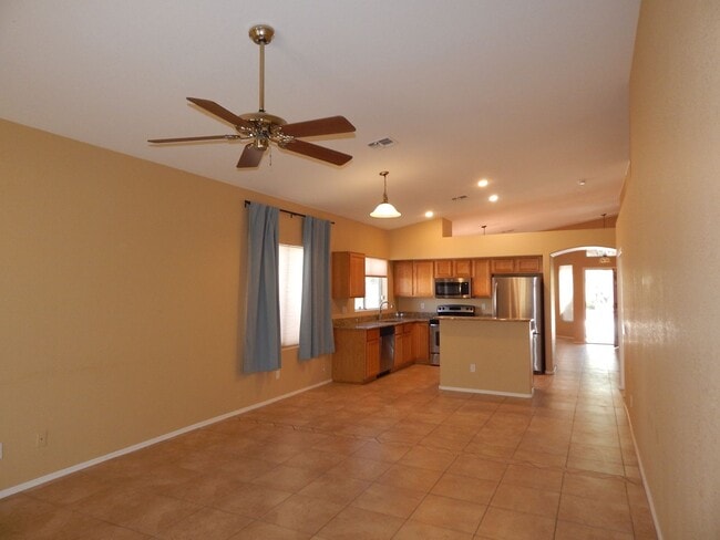 Building Photo - 3 Bedrooms 2 Bathrooms close to Sabino Canyon