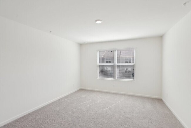 Building Photo - Fantastic 3bd/2.5ba home! Coming soon!