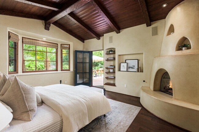Building Photo - 4865 Vieja Dr