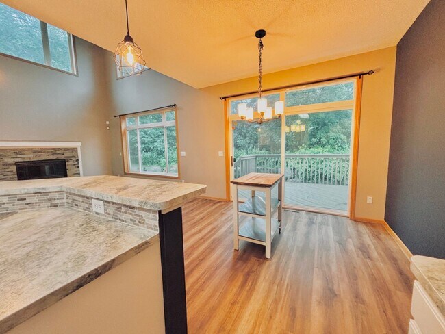 Building Photo - Gorgeous 3 Bedroom 4 Bath End Unit in Eagan
