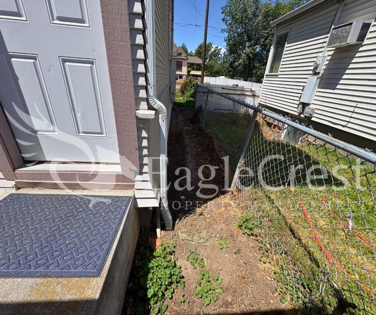 Building Photo - Spacious 3-Bedroom, 2-Bath Home on a Corner Lot-Students Encouraged To Apply