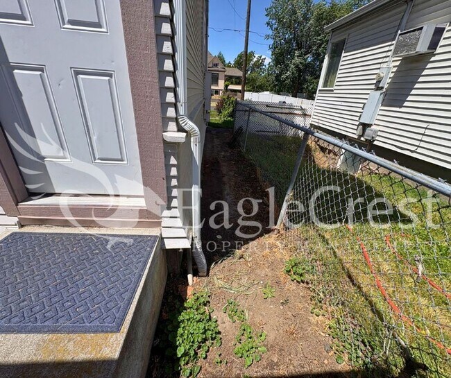 Building Photo - Spacious 3-Bedroom, 2-Bath Home on a Corner Lot-Students Encouraged To Apply