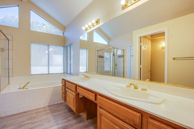 Building Photo - Beautiful 3Bed/3Bath cul-de-sac home located  in The Lakes Community with a sparkling pool and spa!