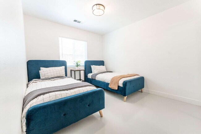 Building Photo - Coachella 4 Bedrooms Stunner