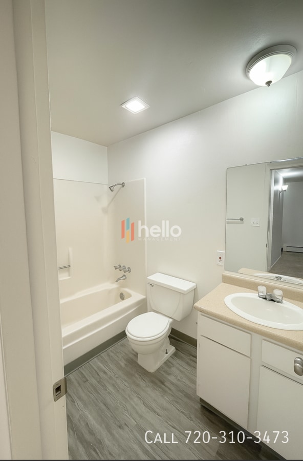 Building Photo - 3751 E La Salle St