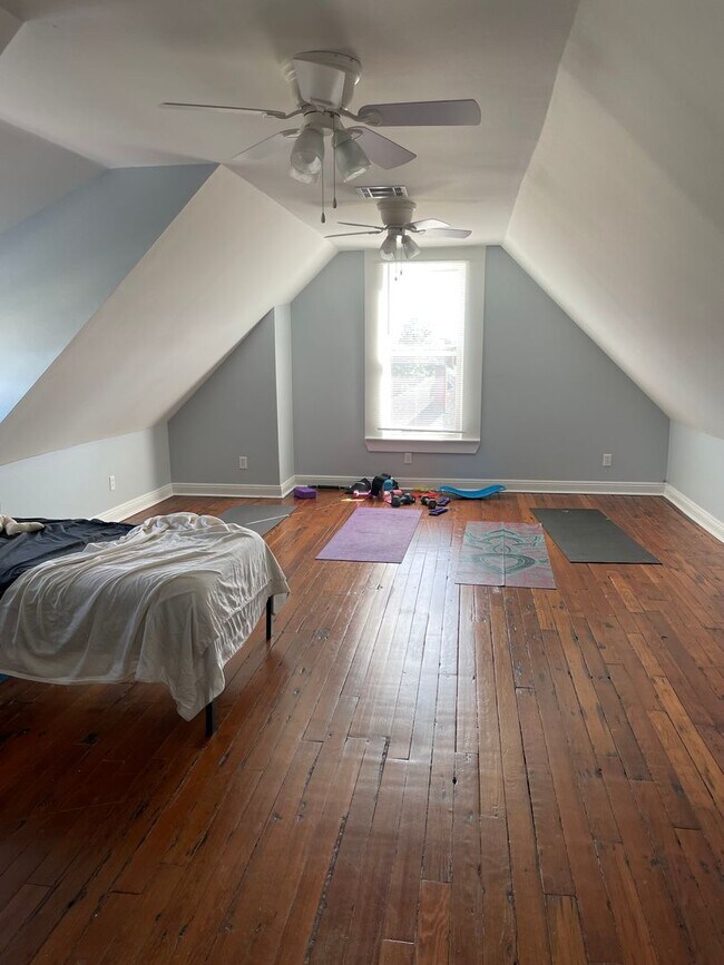 Building Photo - Spacious 2BD/2.5 BATHS! Across from Langen...