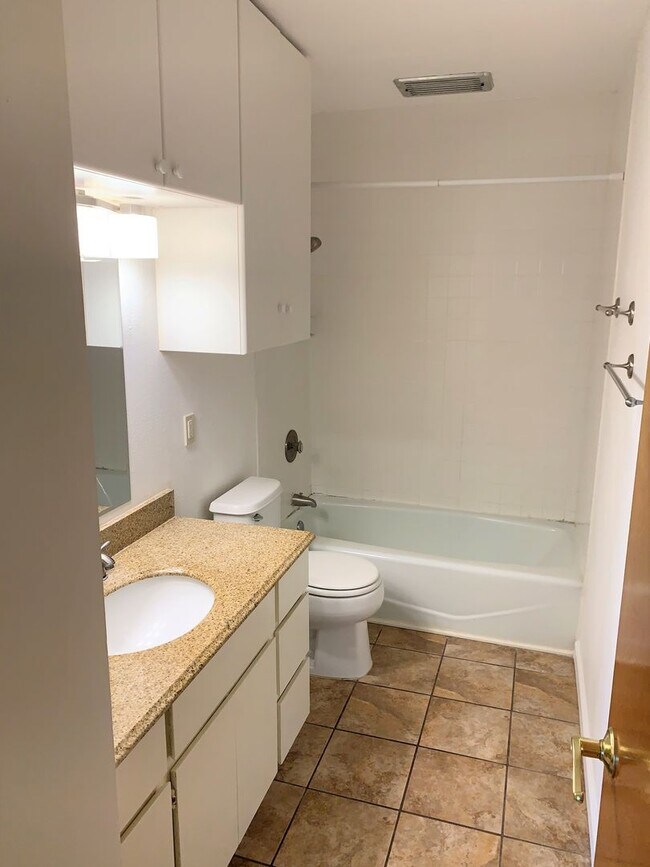 Building Photo - Upgraded 3 bed 2 bath condo in Kailua Town, 2 covered parking