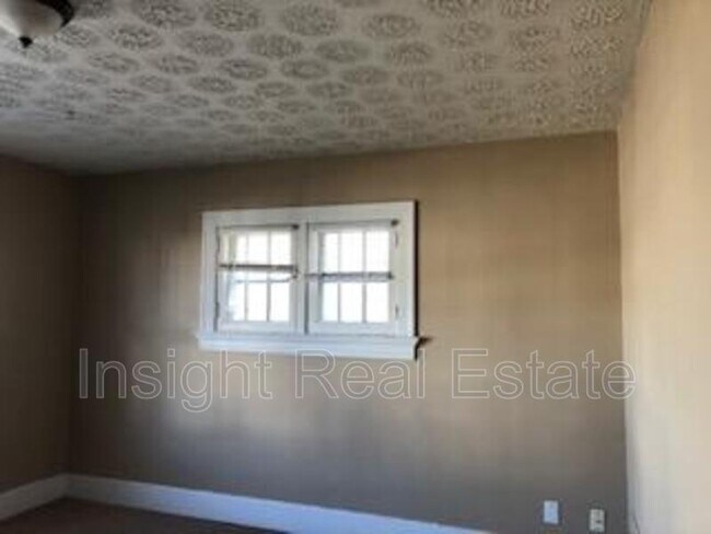 Building Photo - 38 E Maplewood Ave