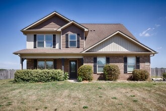 Building Photo - Fresh Paint & New Carpet! 4BR with Fenced Yard