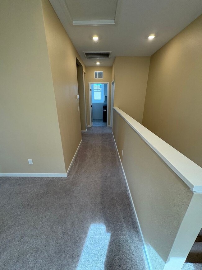 Building Photo - Beautiful Home Bedford Community!