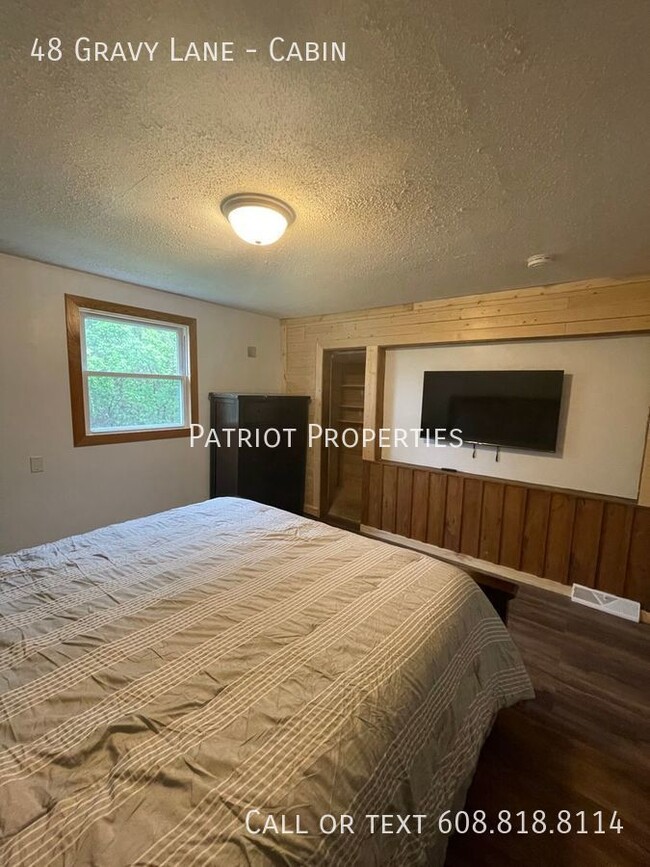 Building Photo - 2 Bedroom/ 1 Bath Fully Furnished House in...