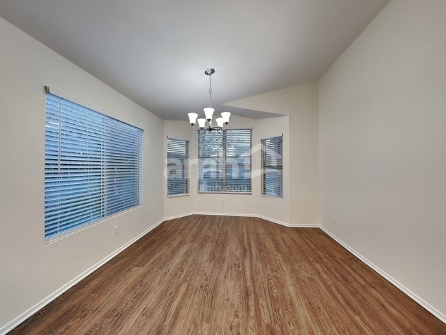 Building Photo - 2202 E Arabian Dr