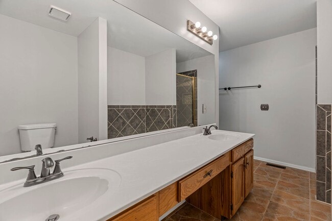 Building Photo - Beautiful 3B/2B Home in St. Charles