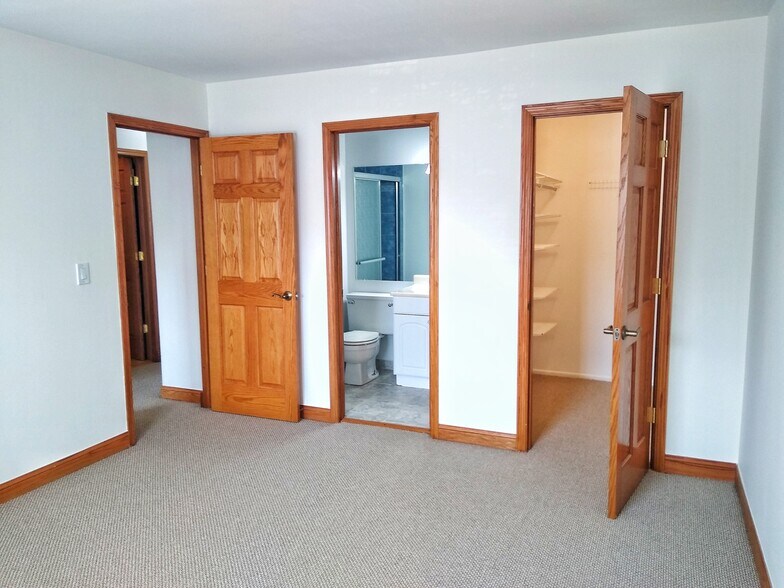 Building Photo - 220 Oak Knoll Ct