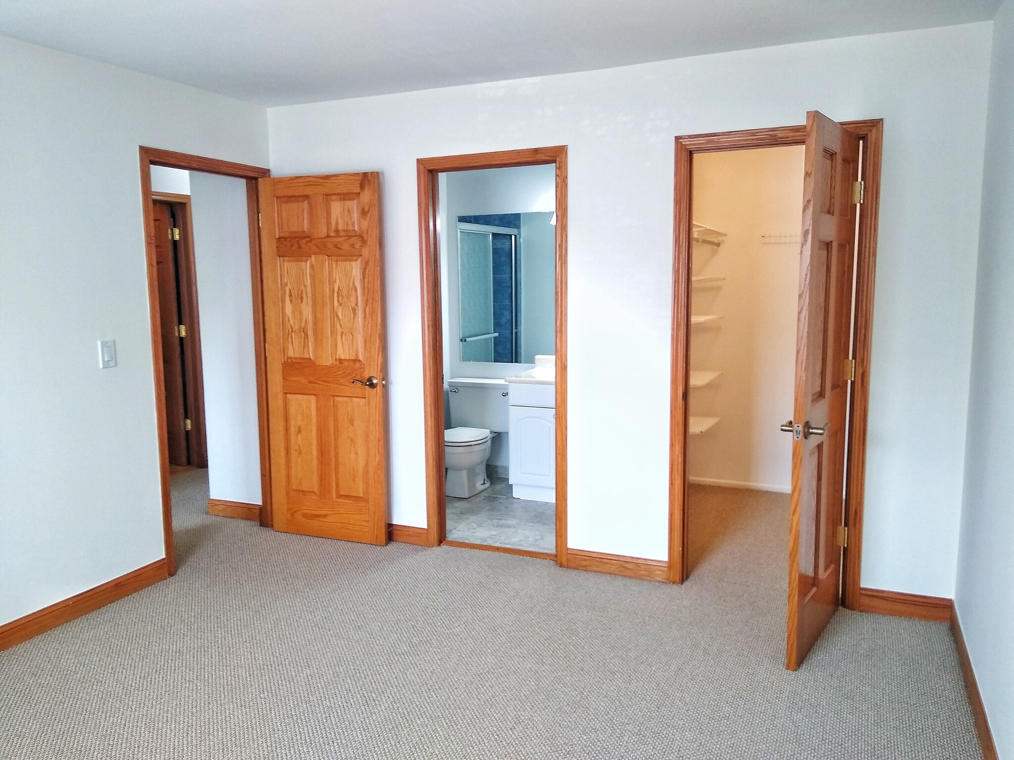 Building Photo - 220 Oak Knoll Ct