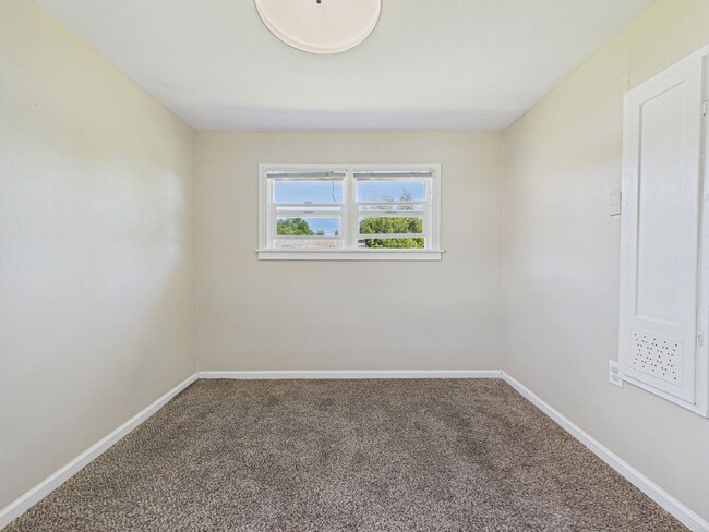 Building Photo - 2 bed 1 bath - Beautiful Outdoor Living